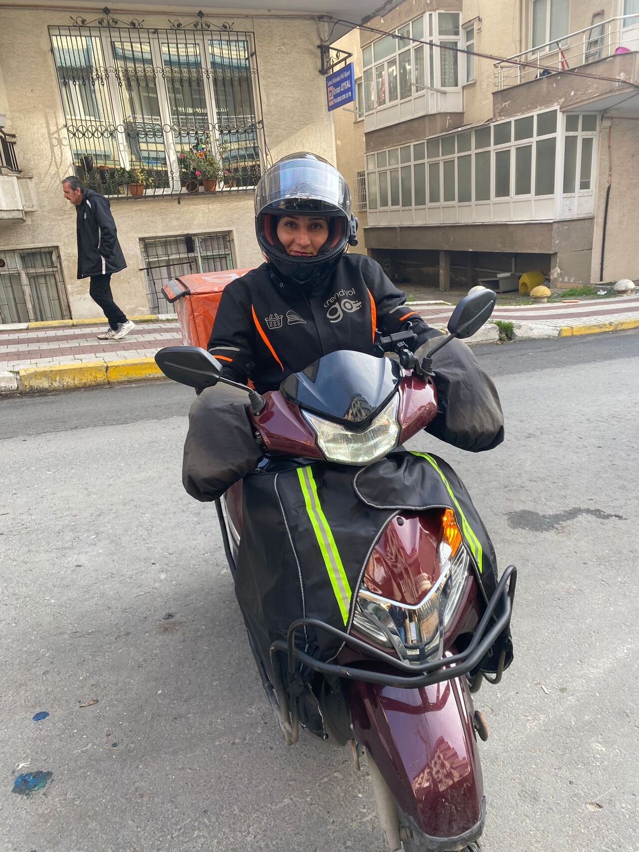 Istanbulda Kadın Kurye Olmak4