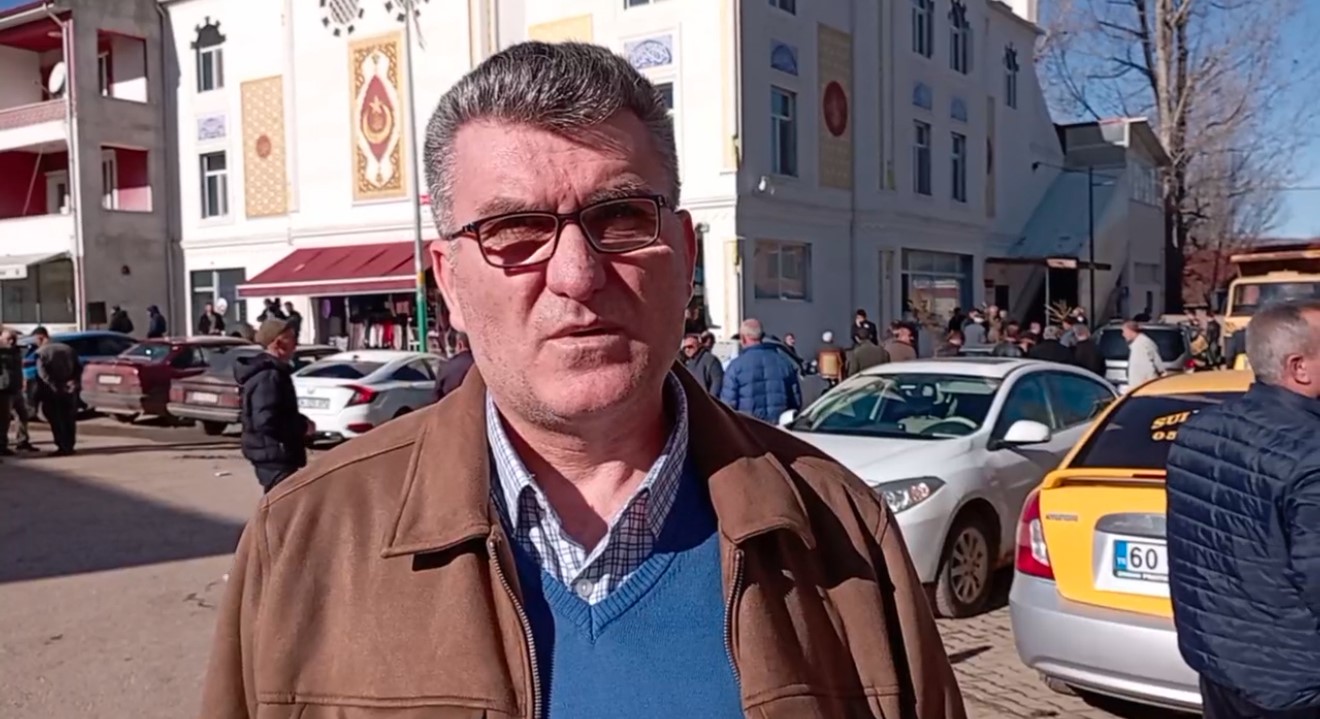 Ferdi Tayfur Anısına Cuma Namazında Pide Dağıttı