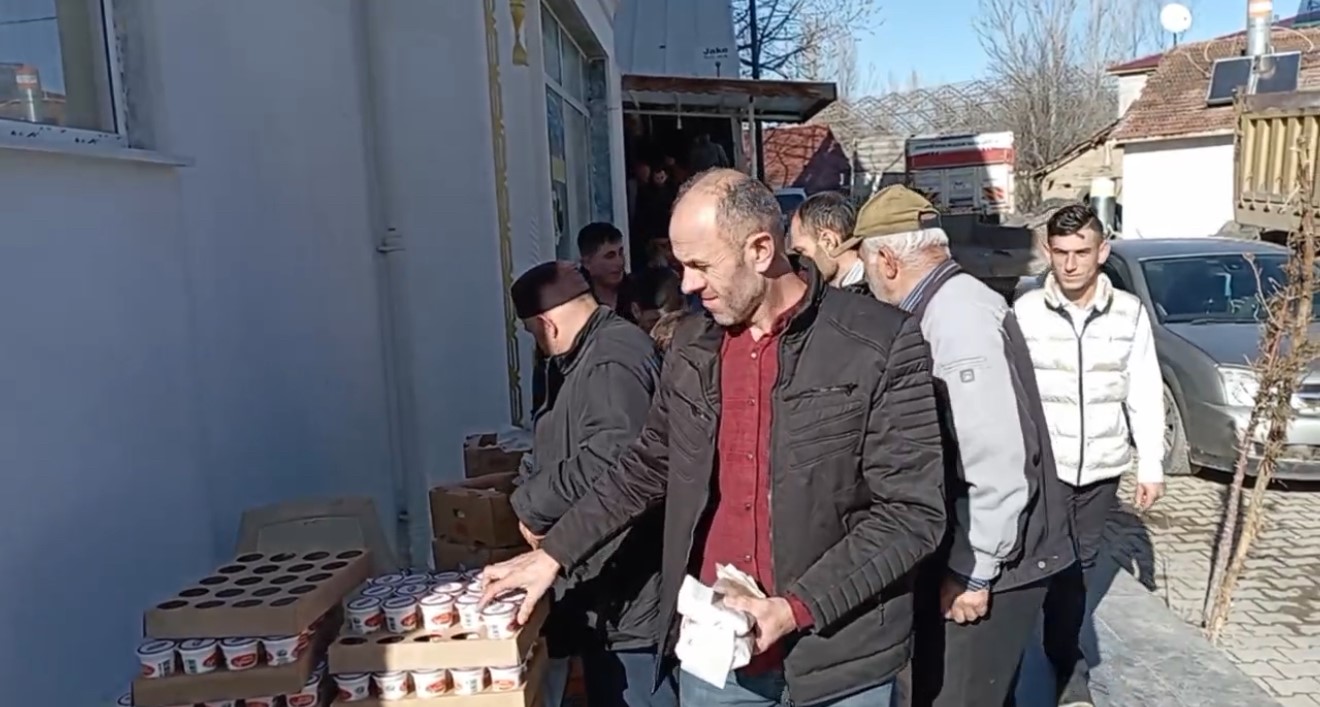 Ferdi Tayfur Anısına Pide Dağıttı