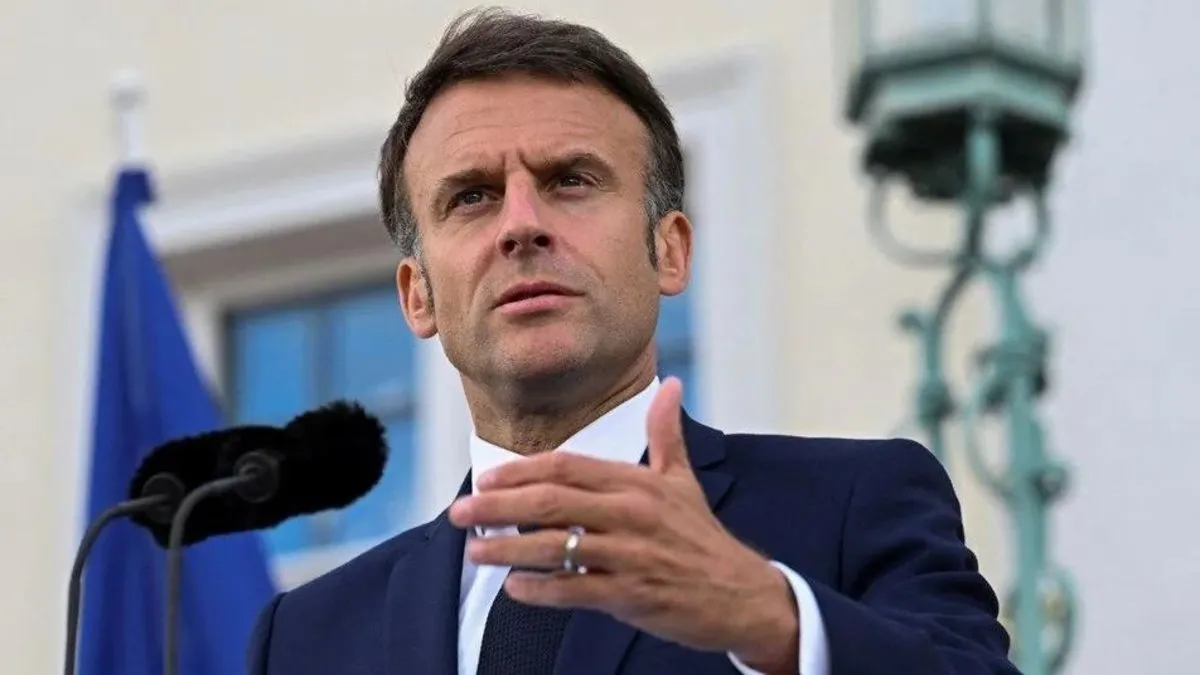 Macron-2
