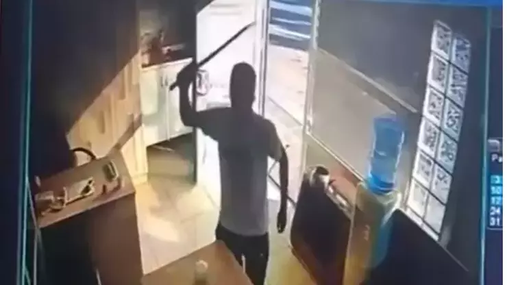 Kiliçla Saldirdi 2
