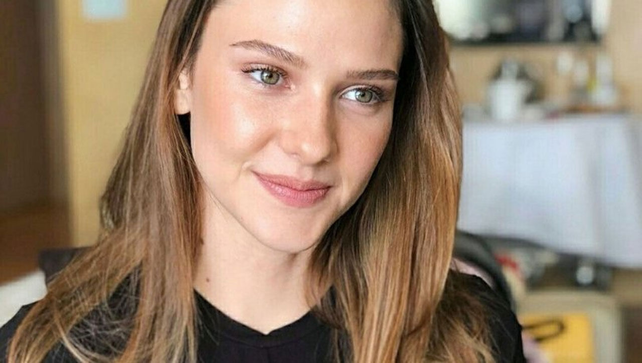 Oyuncu Alina Boz