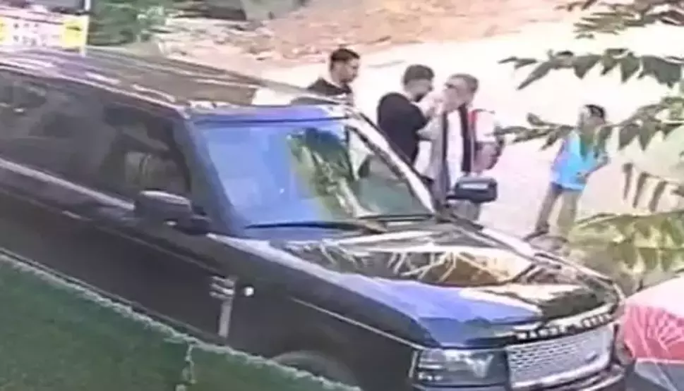 Çocuklarını Okula Götüren Baba 1