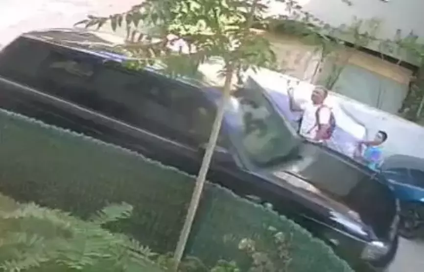 Çocuklarını Okula Götüren Baba