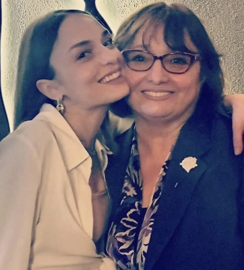 Nilperi Şahinkaya Annesiyle